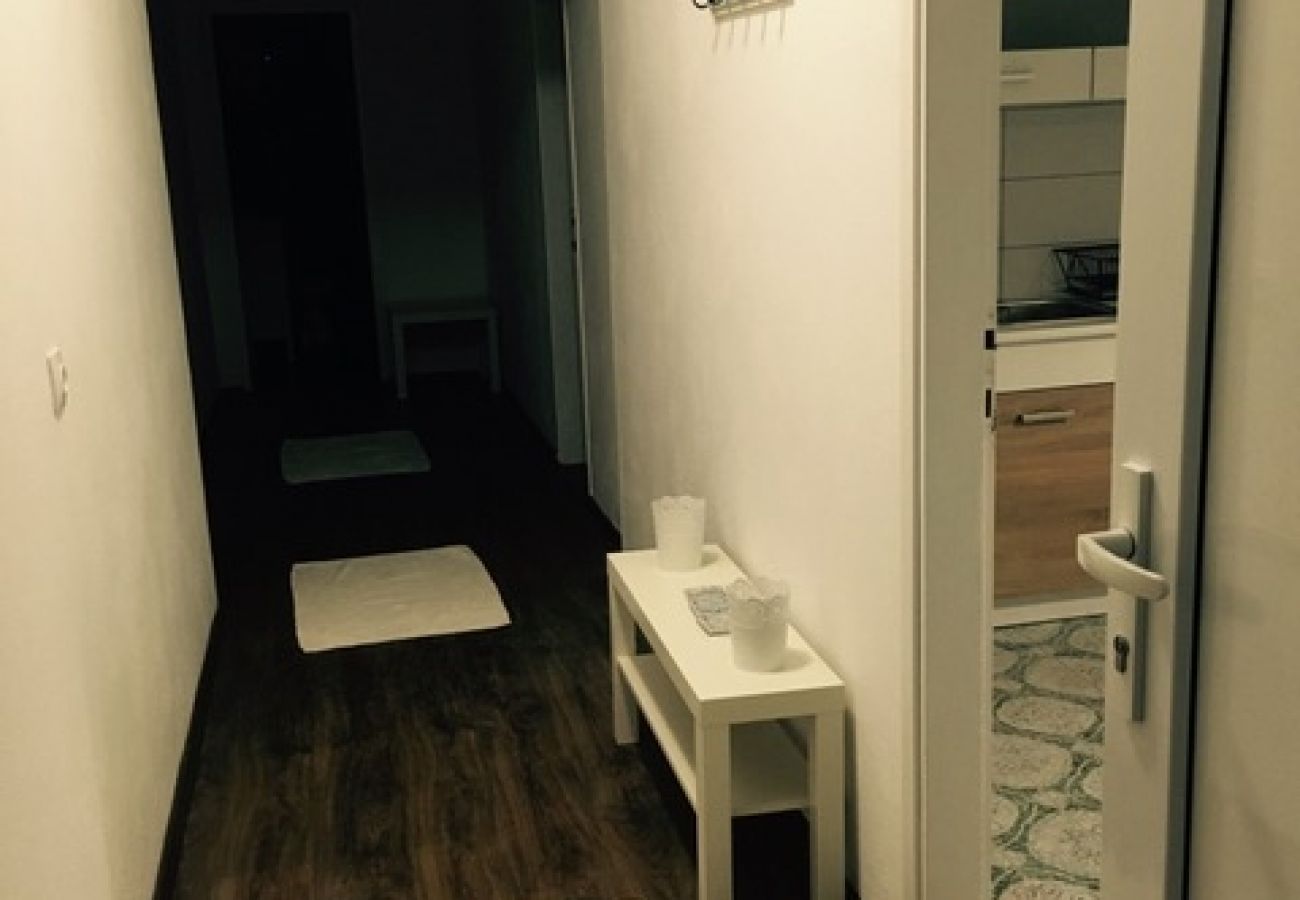 Appartement à Pirovac - Appartement dans Pirovac avec Balcon, Climatisation, WIFI (4717-1)