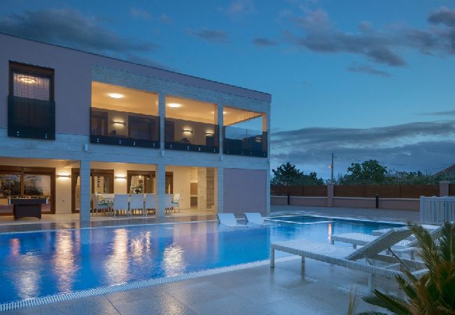 Maison à Vir - Maison de vacances dans Vir avec terrasse, Climatisation, WIFI, Machine à laver (4740-1) Maison à Vir - Maison de vacances dans Vir avec terrasse, Climatisation, WIFI, Machine à laver (4740-1)