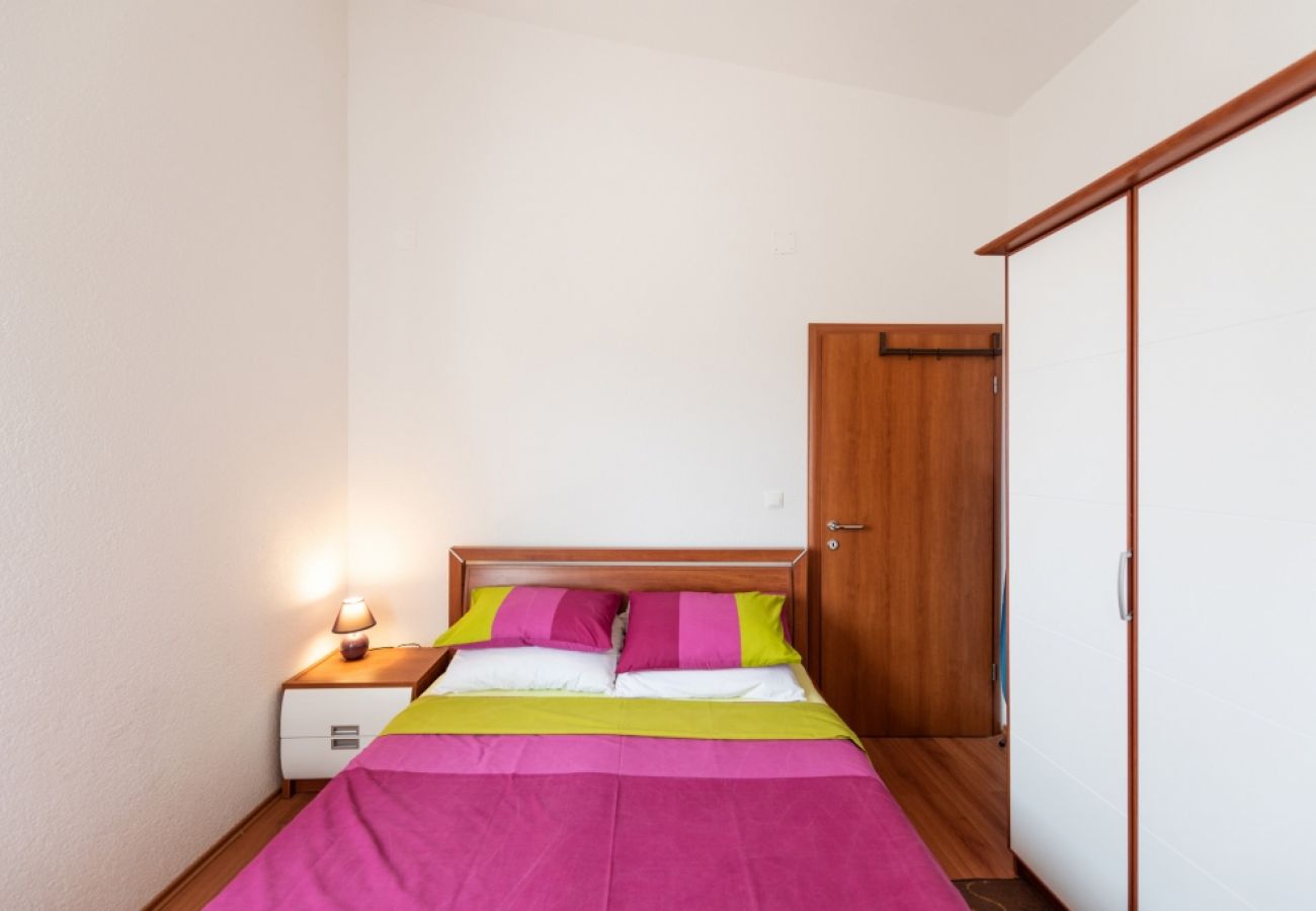 Appartement à Vinišce - Appartement dans Vinišće avec Balcon, Climatisation, WIFI, Machine à laver (4753-4)