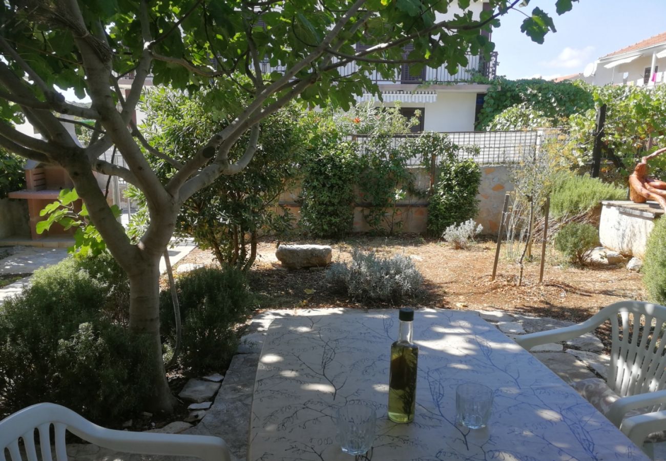 Appartement à Vinišce - Appartement dans Vinišće avec terrasse, Climatisation, WIFI (4756-1)