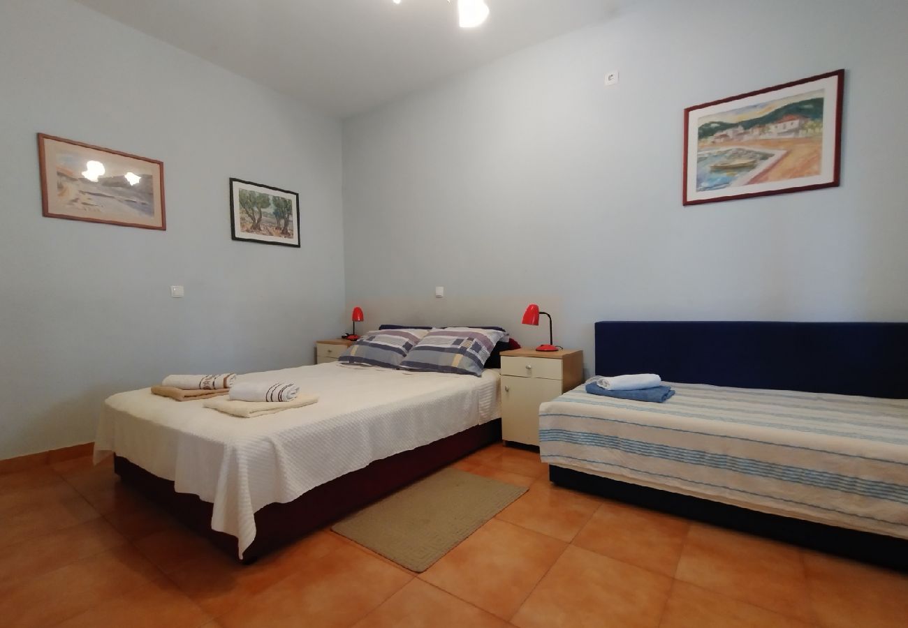 Appartement à Vinišce - Appartement dans Vinišće avec terrasse, Climatisation, WIFI (4756-1)