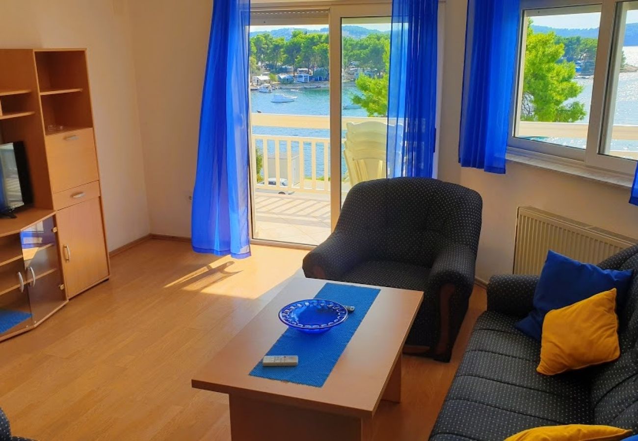 Appartement à Trogir - Appartement dans Trogir avec vue mer, Balcon, Climatisation, WIFI (4786-1)