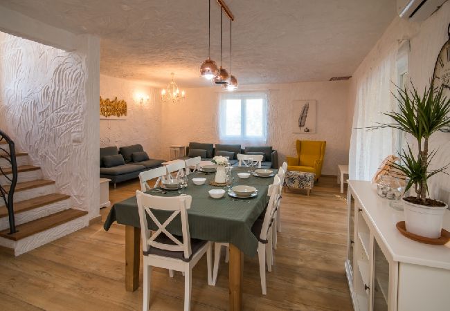 Maison à Vrbnik - Maison de vacances dans Vrbnik avec terrasse, Climatisation, WIFI, Machine à laver (4770-1) Maison à Vrbnik - Maison de vacances dans Vrbnik avec terrasse, Climatisation, WIFI, Machine à laver (4770-1)