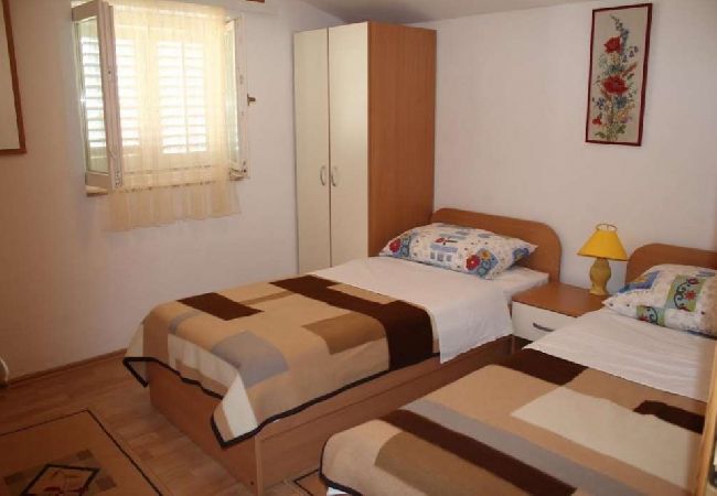 Appartement à Pirovac - Appartement dans Pirovac avec terrasse, Climatisation, WIFI, Machine à laver (4793-1) Appartement à Pirovac - Appartement dans Pirovac avec terrasse, Climatisation, WIFI, Machine à laver (4793-1)