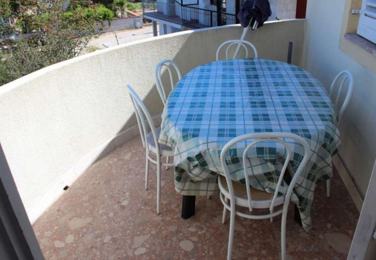 Appartement à Pirovac - Appartement dans Pirovac avec terrasse, Climatisation, WIFI, Machine à laver (4793-1)