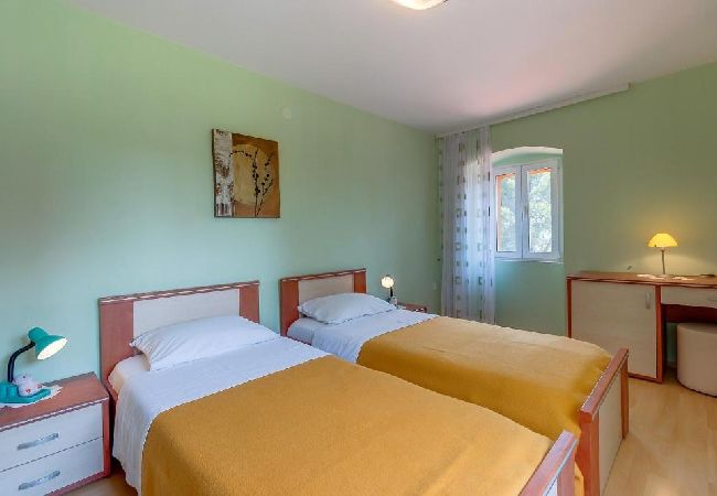 Appartement à Nerezine - Appartement dans Nerezine avec Climatisation, WIFI, Machine à laver, Lave-vaisselle (4827-2) Appartement à Nerezine - Appartement dans Nerezine avec Climatisation, WIFI, Machine à laver, Lave-vaisselle (4827-2)