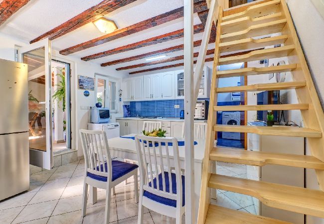 Appartement à Nerezine - Appartement dans Nerezine avec terrasse, Climatisation, WIFI, Machine à laver (4827-3) Appartement à Nerezine - Appartement dans Nerezine avec terrasse, Climatisation, WIFI, Machine à laver (4827-3)