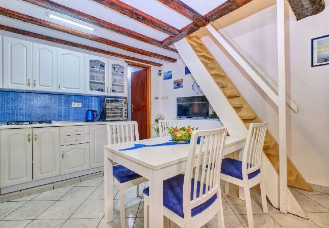 Appartement à Nerezine - Appartement dans Nerezine avec terrasse, Climatisation, WIFI, Machine à laver (4827-3) Appartement à Nerezine - Appartement dans Nerezine avec terrasse, Climatisation, WIFI, Machine à laver (4827-3)