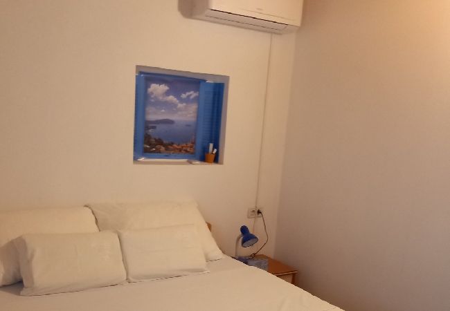 Appartement à Nerezine - Appartement dans Nerezine avec terrasse, Climatisation, WIFI, Machine à laver (4827-3) Appartement à Nerezine - Appartement dans Nerezine avec terrasse, Climatisation, WIFI, Machine à laver (4827-3)