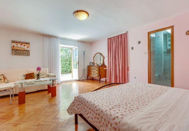 Chambres d'hôtes à Nerezine - Chambre dans Nerezine avec terrasse, WIFI (4827-5) Chambres d'hôtes à Nerezine - Chambre dans Nerezine avec terrasse, WIFI (4827-5)