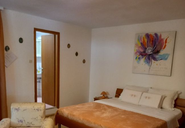 Chambres d'hôtes à Nerezine - Chambre dans Nerezine avec terrasse, WIFI (4827-5) Chambres d'hôtes à Nerezine - Chambre dans Nerezine avec terrasse, WIFI (4827-5)
