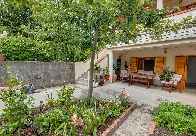 Chambres d'hôtes à Nerezine - Chambre dans Nerezine avec terrasse, WIFI (4827-5) Chambres d'hôtes à Nerezine - Chambre dans Nerezine avec terrasse, WIFI (4827-5)