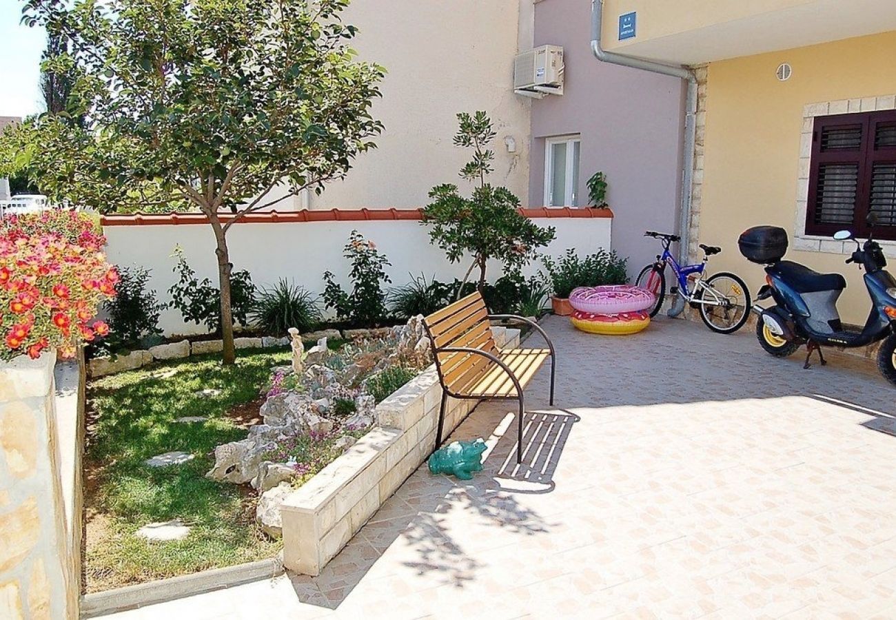 Appartement à Privlaka - Appartement dans Privlaka avec terrasse, Climatisation, WIFI, Machine à laver (4839-1)