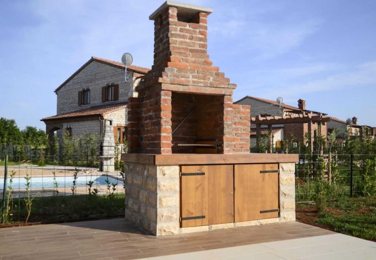 Maison à Svetvincenat - Maison de vacances dans Svetvinčenat avec terrasse, Climatisation, WIFI, Machine à laver (4843-1)