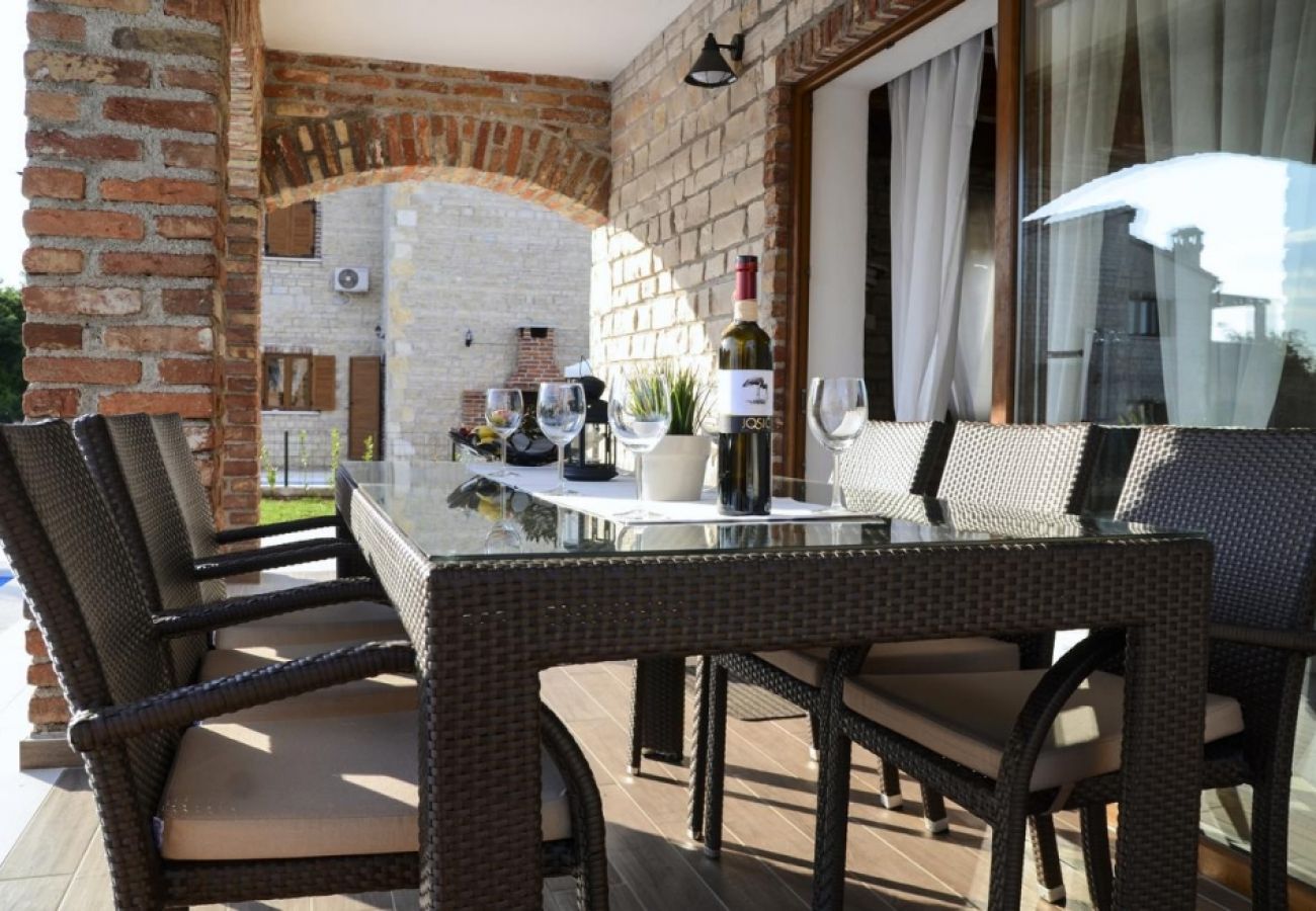 Maison à Svetvincenat - Maison de vacances dans Svetvinčenat avec terrasse, Climatisation, WIFI, Machine à laver (4843-1)