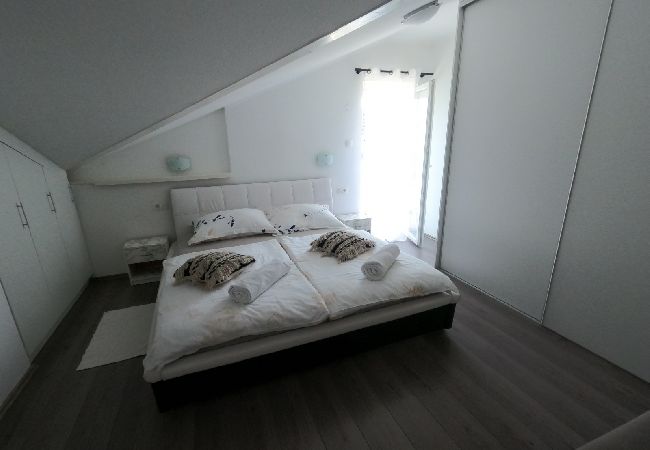 Appartement à Supetarska Draga - Appartement dans Supetarska Draga avec vue mer, Balcon, Climatisation, WIFI (4861-1) Appartement à Supetarska Draga - Appartement dans Supetarska Draga avec vue mer, Balcon, Climatisation, WIFI (4861-1)