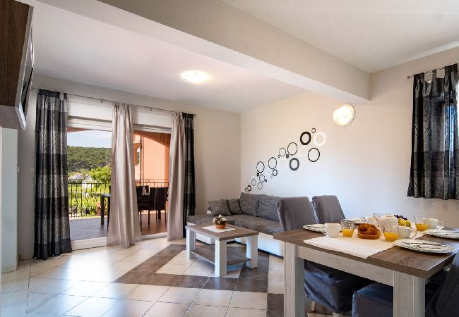 Appartement à Lopar - Appartement dans Lopar avec Balcon, Climatisation, WIFI, Machine à laver (4885-3) Appartement à Lopar - Appartement dans Lopar avec Balcon, Climatisation, WIFI, Machine à laver (4885-3)