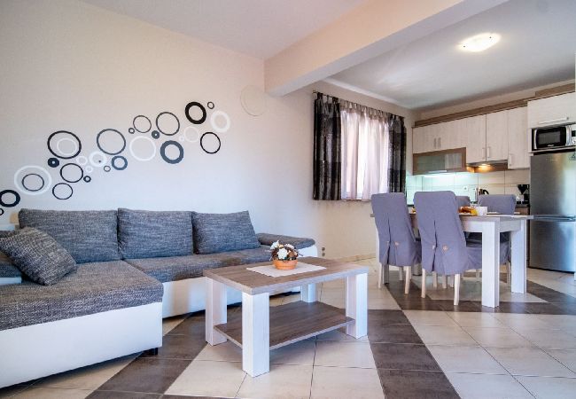 Appartement à Lopar - Appartement dans Lopar avec Balcon, Climatisation, WIFI, Machine à laver (4885-3) Appartement à Lopar - Appartement dans Lopar avec Balcon, Climatisation, WIFI, Machine à laver (4885-3)