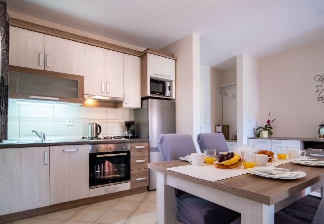 Appartement à Lopar - Appartement dans Lopar avec Balcon, Climatisation, WIFI, Machine à laver (4885-3) Appartement à Lopar - Appartement dans Lopar avec Balcon, Climatisation, WIFI, Machine à laver (4885-3)