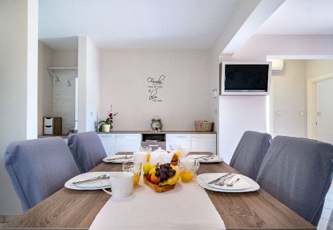 Appartement à Lopar - Appartement dans Lopar avec Balcon, Climatisation, WIFI, Machine à laver (4885-3) Appartement à Lopar - Appartement dans Lopar avec Balcon, Climatisation, WIFI, Machine à laver (4885-3)