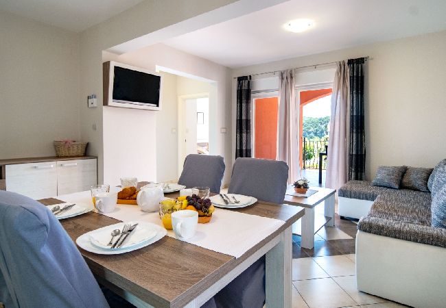 Appartement à Lopar - Appartement dans Lopar avec Balcon, Climatisation, WIFI, Machine à laver (4885-3) Appartement à Lopar - Appartement dans Lopar avec Balcon, Climatisation, WIFI, Machine à laver (4885-3)