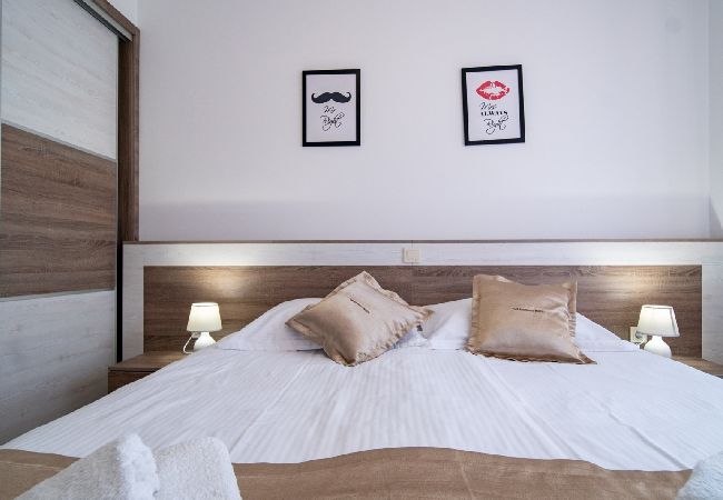 Appartement à Lopar - Appartement dans Lopar avec Balcon, Climatisation, WIFI, Machine à laver (4885-3) Appartement à Lopar - Appartement dans Lopar avec Balcon, Climatisation, WIFI, Machine à laver (4885-3)