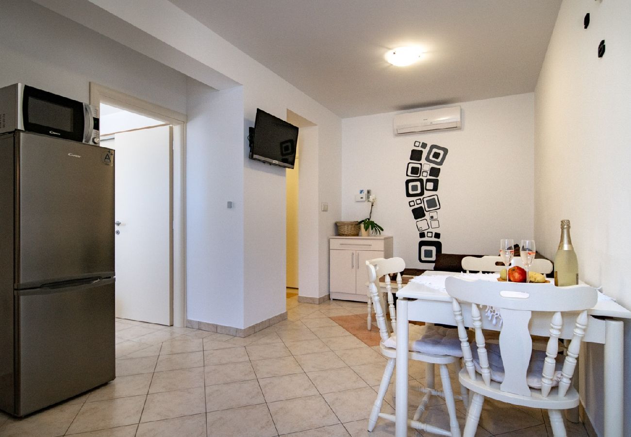 Appartement à Lopar - Appartement dans Lopar avec terrasse, Climatisation, WIFI, Machine à laver (4885-4)