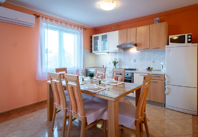 Appartement à Lopar - Appartement dans Lopar avec Balcon, Climatisation, WIFI, Machine à laver (4886-4) Appartement à Lopar - Appartement dans Lopar avec Balcon, Climatisation, WIFI, Machine à laver (4886-4)