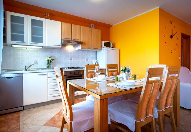 Appartement à Lopar - Appartement dans Lopar avec Balcon, Climatisation, WIFI, Machine à laver (4886-4) Appartement à Lopar - Appartement dans Lopar avec Balcon, Climatisation, WIFI, Machine à laver (4886-4)