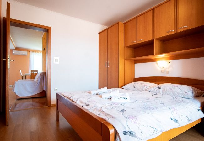 Appartement à Lopar - Appartement dans Lopar avec Balcon, Climatisation, WIFI, Machine à laver (4886-4) Appartement à Lopar - Appartement dans Lopar avec Balcon, Climatisation, WIFI, Machine à laver (4886-4)