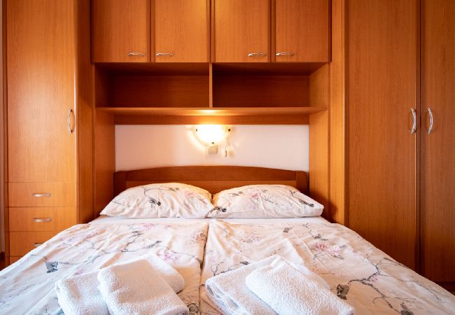 Appartement à Lopar - Appartement dans Lopar avec Balcon, Climatisation, WIFI, Machine à laver (4886-4) Appartement à Lopar - Appartement dans Lopar avec Balcon, Climatisation, WIFI, Machine à laver (4886-4)