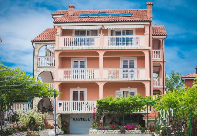 Appartement à Lopar - Appartement dans Lopar avec Balcon, Climatisation, WIFI, Machine à laver (4886-4) Appartement à Lopar - Appartement dans Lopar avec Balcon, Climatisation, WIFI, Machine à laver (4886-4)