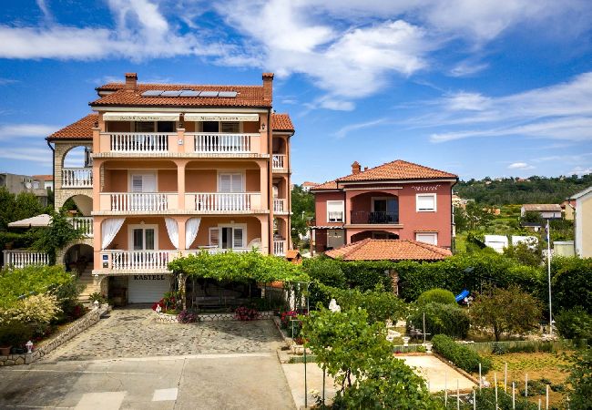 Appartement à Lopar - Appartement dans Lopar avec Balcon, Climatisation, WIFI, Machine à laver (4886-4) Appartement à Lopar - Appartement dans Lopar avec Balcon, Climatisation, WIFI, Machine à laver (4886-4)