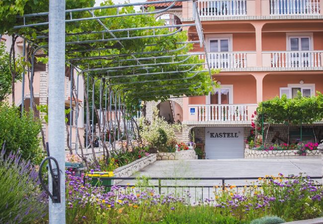 Appartement à Lopar - Appartement dans Lopar avec Balcon, Climatisation, WIFI, Machine à laver (4886-4) Appartement à Lopar - Appartement dans Lopar avec Balcon, Climatisation, WIFI, Machine à laver (4886-4)