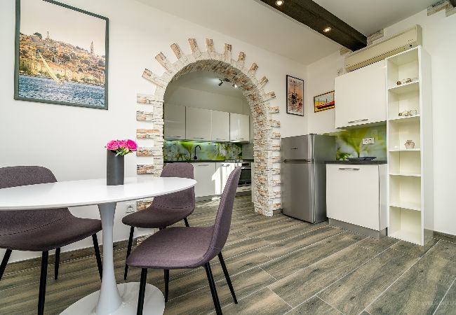 Appartement à Mali Lošinj - Appartement dans Mali Lošinj avec vue mer, Balcon, Climatisation, WIFI (4896-1) Appartement à Mali Lošinj - Appartement dans Mali Lošinj avec vue mer, Balcon, Climatisation, WIFI (4896-1)