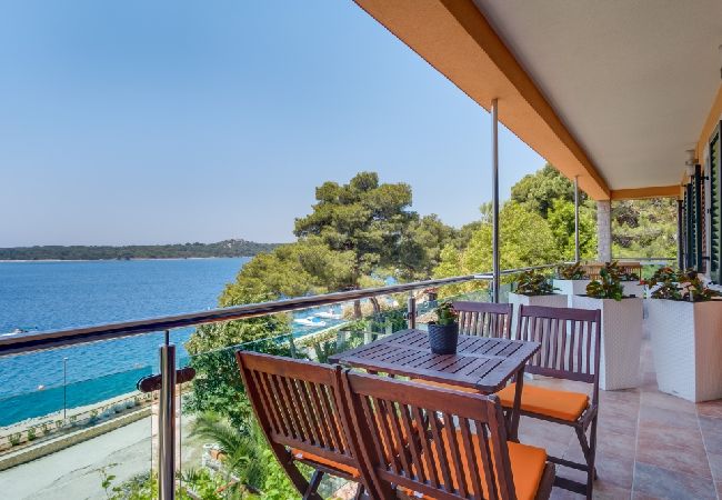 Appartement à Mali Lošinj - Appartement dans Mali Lošinj avec vue mer, Balcon, Climatisation, WIFI (4896-1) Appartement à Mali Lošinj - Appartement dans Mali Lošinj avec vue mer, Balcon, Climatisation, WIFI (4896-1)