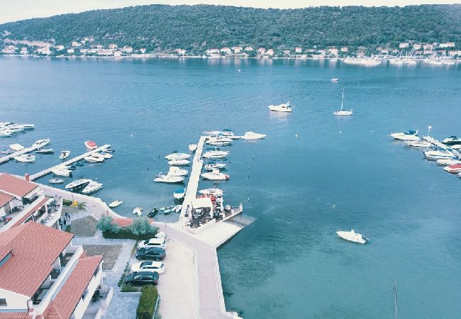 Appartement à Supetarska Draga - Appartement dans Supetarska Draga avec vue mer, terrasse, Climatisation, WIFI (4894-2) Appartement à Supetarska Draga - Appartement dans Supetarska Draga avec vue mer, terrasse, Climatisation, WIFI (4894-2)