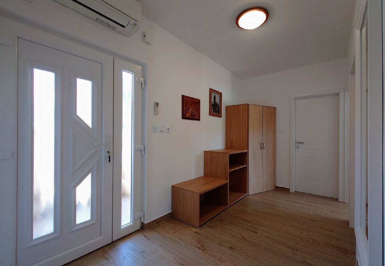 Appartement à Kampor - Appartement dans Kampor avec vue mer, Balcon, Climatisation, WIFI (4838-1)