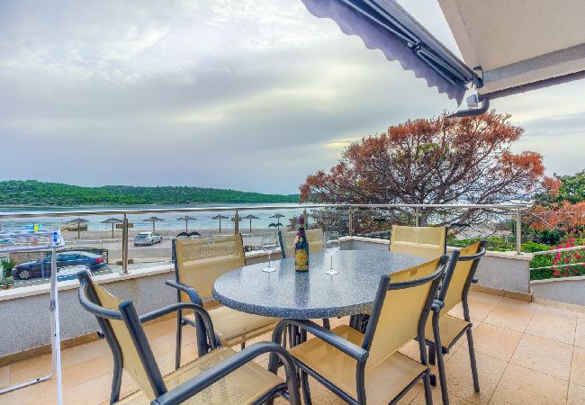 Appartement à Pirovac - Appartement dans Pirovac avec vue mer, terrasse, Climatisation, WIFI (4925-1) Appartement à Pirovac - Appartement dans Pirovac avec vue mer, terrasse, Climatisation, WIFI (4925-1)