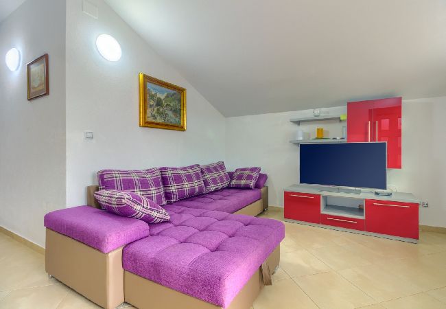 Appartement à Pirovac - Appartement dans Pirovac avec vue mer, terrasse, Climatisation, WIFI (4925-1) Appartement à Pirovac - Appartement dans Pirovac avec vue mer, terrasse, Climatisation, WIFI (4925-1)