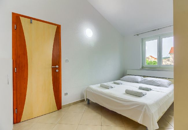 Appartement à Pirovac - Appartement dans Pirovac avec vue mer, terrasse, Climatisation, WIFI (4925-1) Appartement à Pirovac - Appartement dans Pirovac avec vue mer, terrasse, Climatisation, WIFI (4925-1)