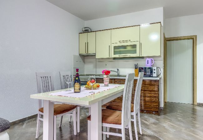 Appartement à Pirovac - Appartement dans Pirovac avec vue mer, terrasse, Climatisation, WIFI (4925-2) Appartement à Pirovac - Appartement dans Pirovac avec vue mer, terrasse, Climatisation, WIFI (4925-2)