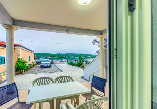 Appartement à Pirovac - Appartement dans Pirovac avec vue mer, terrasse, Climatisation, WIFI (4925-2) Appartement à Pirovac - Appartement dans Pirovac avec vue mer, terrasse, Climatisation, WIFI (4925-2)