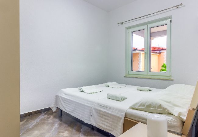 Appartement à Pirovac - Appartement dans Pirovac avec vue mer, terrasse, Climatisation, WIFI (4925-2) Appartement à Pirovac - Appartement dans Pirovac avec vue mer, terrasse, Climatisation, WIFI (4925-2)