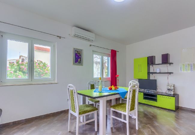 Appartement à Pirovac - Appartement dans Pirovac avec terrasse, Climatisation, WIFI (4925-3) Appartement à Pirovac - Appartement dans Pirovac avec terrasse, Climatisation, WIFI (4925-3)