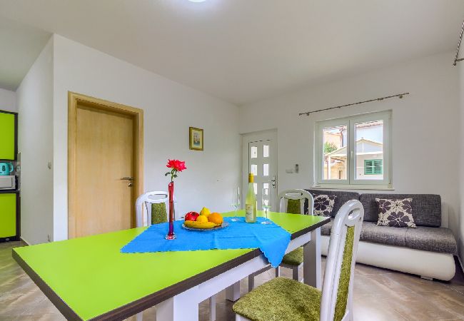 Appartement à Pirovac - Appartement dans Pirovac avec terrasse, Climatisation, WIFI (4925-3) Appartement à Pirovac - Appartement dans Pirovac avec terrasse, Climatisation, WIFI (4925-3)