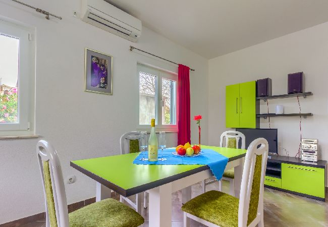 Appartement à Pirovac - Appartement dans Pirovac avec terrasse, Climatisation, WIFI (4925-3) Appartement à Pirovac - Appartement dans Pirovac avec terrasse, Climatisation, WIFI (4925-3)