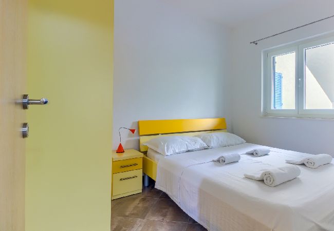 Appartement à Pirovac - Appartement dans Pirovac avec terrasse, Climatisation, WIFI (4925-3) Appartement à Pirovac - Appartement dans Pirovac avec terrasse, Climatisation, WIFI (4925-3)