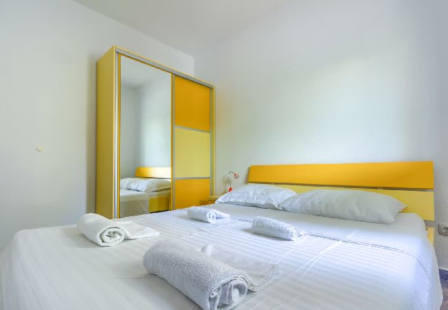 Appartement à Pirovac - Appartement dans Pirovac avec terrasse, Climatisation, WIFI (4925-3) Appartement à Pirovac - Appartement dans Pirovac avec terrasse, Climatisation, WIFI (4925-3)