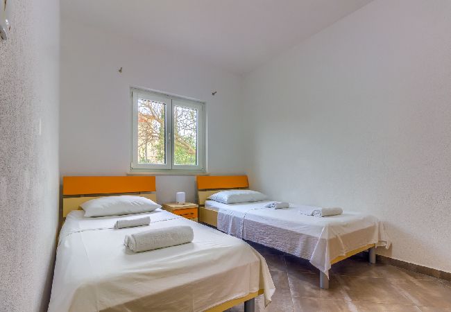 Appartement à Pirovac - Appartement dans Pirovac avec terrasse, Climatisation, WIFI (4925-3) Appartement à Pirovac - Appartement dans Pirovac avec terrasse, Climatisation, WIFI (4925-3)